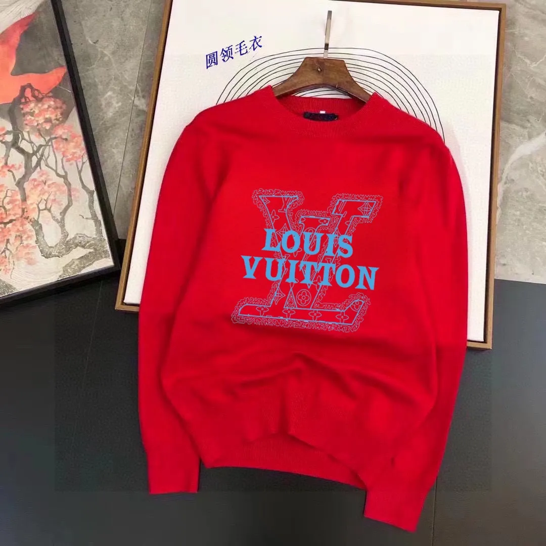 🅿️240 【LV Louis Vuitton】Autumn and winter classic round neck pullover sweater, in full condition! ! ! Wool blended fabric, the latest model in 2025, golden ratio! ! Slim-fitting soft gold, versatile and practical item, the combination and practicality are extremely powerful, simple and elegant, and classy! To create your own style, it is highly recommended to buy it in two colors. The standard slim fit tailoring process is suitable for both young and old men. It is knitted from wool and will not cause any discomfort! While keeping warm, it is stylish, textured and wearable, and the classic logo with contrasting colors on the chest feels in place! ! Recommended for regular customers! ! Size M-3XL (maximum wear: 190 pounds)